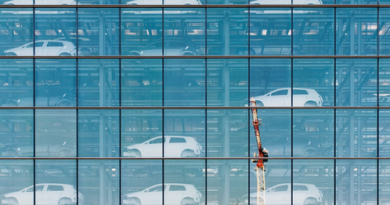 Coches fabricados en un edificio