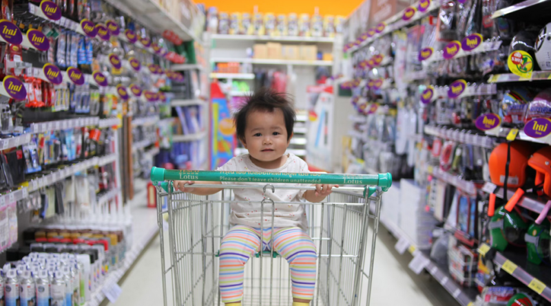 Nene en un carrito de compra