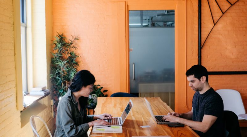 Dos jovenes en una start up