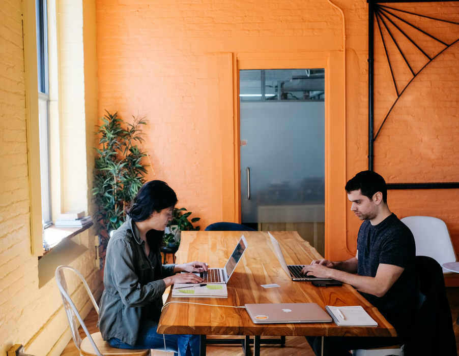 Dos jovenes en una start up