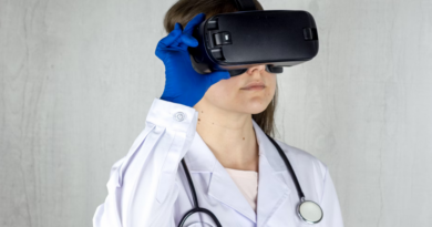 Doctor con gafas virtuales